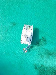 WaisalatupoCatamaran in San Blás Islands, private boat的水面上船只的景象