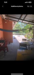 PanchimalcoCountry House in Los Planes.的一张带桌子和长凳的庭院的照片