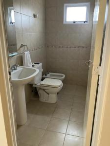 雷孔基斯塔HOTEL LOS TILOS RECONQUISTA的一间带卫生间和水槽的浴室