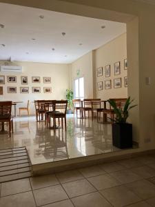 雷孔基斯塔HOTEL LOS TILOS RECONQUISTA的用餐室配有木桌和椅子