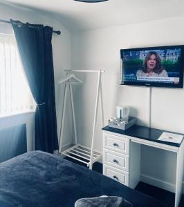 兰贝里斯伊丹別墅酒店的卧室配有一张床,墙上配有电视。