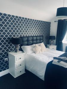 兰贝里斯伊丹別墅酒店的一间卧室设有一张蓝色墙壁的大床