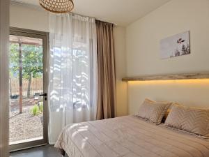 卢汉德库约Miramonte Posada Cacheuta的一间卧室设有一张床和一个滑动玻璃门