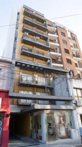 巴拉那AP138 8b Departamento micro Centro Paraná的一座高大的建筑,旁边设有阳台