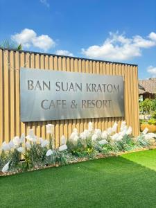 佛统BAN SUAN KRATOM CAFE AND RESORT的桑苏安吉什咖啡馆和度假村的标志