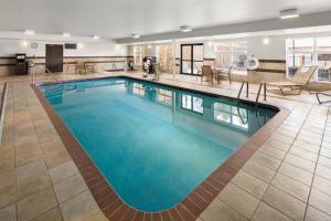 奥马哈樱桃山智选假日酒店的蓝色的大游泳池,位于酒店客房内