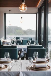 Areia LargaPico Terramar & SPA的用餐室配有桌椅和酒杯