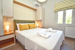 AlepochórionMinerva Estate Corfu的一间卧室配有带毛巾的床