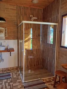 圣本图-杜萨普卡伊Chalés Bons Ventos - Chalé Estrela的浴室里设有玻璃门淋浴