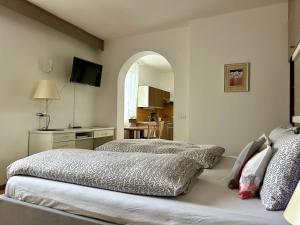 纳莱斯圣维吉尔霍夫公寓式酒店的一间卧室设有床和拱门