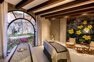 卡波圣卢卡斯2BD Hacienda Vista Suite Plunge Pool & Ocean View的一间卧室设有一张床和一个大窗户