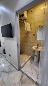 哈科特港Ceetran Hotels的一间带水槽和卫生间的浴室