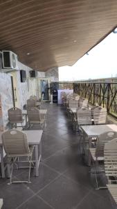 哈科特港Ceetran Hotels的餐厅里一排桌椅