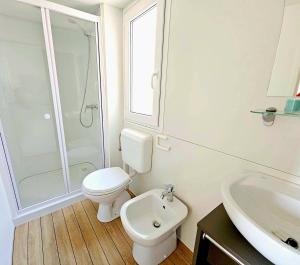 皮肖塔Villaggio Acquamarina的白色的浴室设有卫生间和水槽。