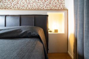 米兰Villino Milano的一间卧室配有一张床,房间光线充足