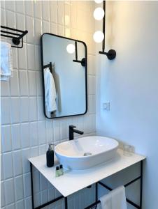 西迪·布·赛义德Misk Villa - Boutique Hotel & Spa的浴室设有白色水槽和镜子