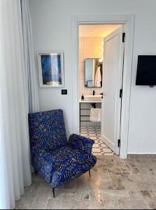 西迪·布·赛义德Misk Villa - Boutique Hotel & Spa的客房设有蓝色椅子和浴室。
