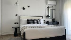 西迪·布·赛义德Misk Villa - Boutique Hotel & Spa的一间卧室配有一张带黑白色棉被的床