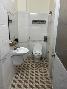 Ấp Cái GiáHOTEL ANH TUẤN的一间带卫生间和水槽的小浴室