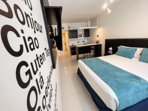 布宜诺斯艾利斯坎雷可乐塔酒店的一间卧室配有一张床,厨房位于后面