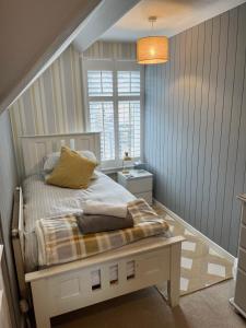 法尔茅斯柯莱特旅馆的一间卧室设有一张床和一个窗口