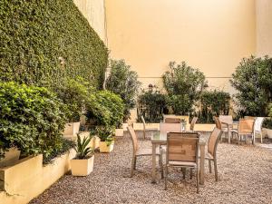布宜诺斯艾利斯坎雷可乐塔酒店的种有植物的庭院里摆放着桌椅
