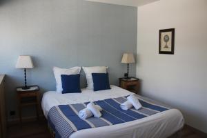 圣马克西姆Duplex de la Baie de st Tropez的一间卧室配有一张带蓝白色枕头的大床