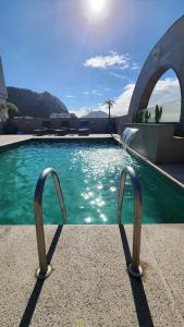 里约热内卢米拉多里约科帕卡巴纳酒店的水中有两个金属弯的游泳池
