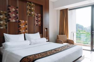 苏加武眉阿奴格拉苏卡布米酒店的一间设有大床和窗户的酒店客房
