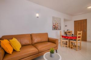 马林斯卡克瓦内尔公寓的客厅配有棕色沙发和桌子