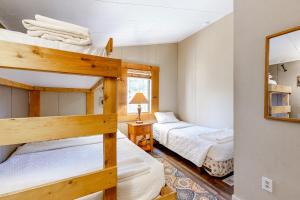 DoverThe Snowflake Sanctuary的一间卧室配有两张双层床和镜子