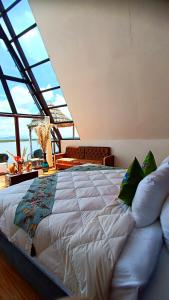普诺WIÑAY TITICACA LODGE的一张大床,位于带大窗户的房间里
