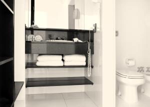 布宜诺斯艾利斯坎雷可乐塔酒店的一间带水槽和卫生间的浴室
