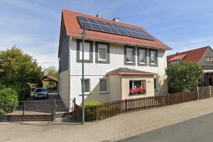 德鲁贝克Ferienwohnung Andres的屋顶上设有太阳能电池板的房子