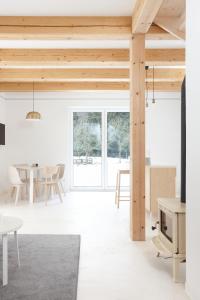梅图耶河畔特普利采romantic cabin Methuya的客厅拥有白色的墙壁和木制天花板。