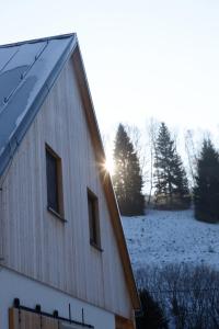 梅图耶河畔特普利采romantic cabin Methuya的雪地里阳光灿烂的谷仓