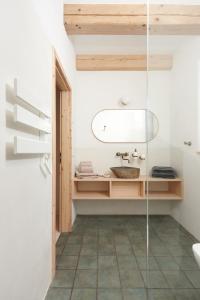 梅图耶河畔特普利采romantic cabin Methuya的一间带水槽和镜子的浴室