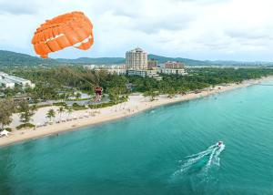 富国Kalia Hotel的水上的降落伞,在海滩上飞过,在水中乘船