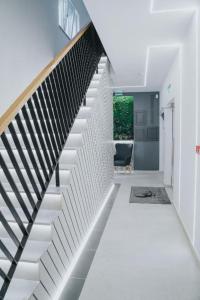 奥拉迪亚Charlotte Piata Unirii - Free Parking 2bedrooms Apartment的白色楼梯间房子的楼梯