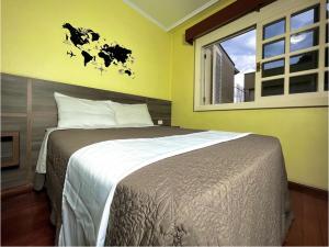 南卡希亚斯Casa do Rogerio Hostel - Unidade Shopping的一间卧室设有一张大床和一个窗户。