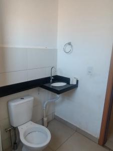 里贝朗普雷托Manacá的一间带卫生间和水槽的浴室