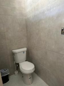 圣胡安3BR, 1BA in Cepeda, Up to 20 Guests near Ocean Park Beach的一间带卫生间和瓷砖墙的浴室