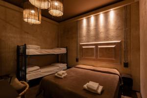 佛罗伦萨Hostel 7的客房设有两张双层床,配有毛巾