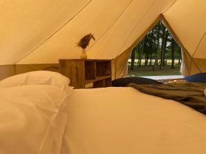 ToppesfieldThe Elm: Luxury Bell Tent with private bathroom的一间卧室配有带两张床和一张桌子的帐篷