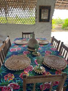MossurilNamahamade Lodge Restaurante & Beach Bar的一张桌子,上面有盘子和锅