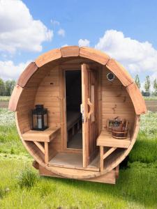 GenderenGlamping Camping NixHoeve的田间中的一个圆形小木屋