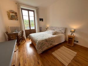 圣热尔韦莱班Chambre centre Saint-Gervais Mont-Blanc的一间卧室设有一张床和一个窗口