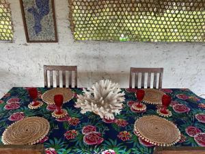 MossurilNamahamade Lodge Restaurante & Beach Bar的一张桌子,两把椅子,盘子和碗