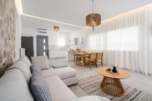 VívlosElaia Retreat Naxos的客厅配有白色的沙发和桌子