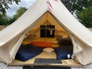 ToppesfieldWoodland Glamping Retreat的帐篷配有三张床和厨房